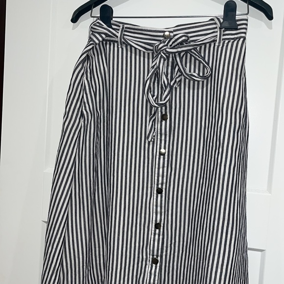 Button-up skirt with a belt - Picture 3 of 10